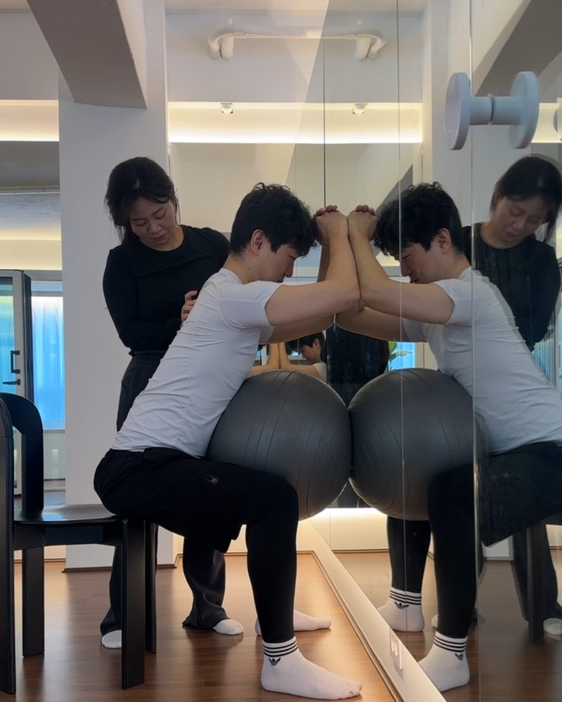 회원의 몸 상태에 맞춰 운동을 지도하는 모습