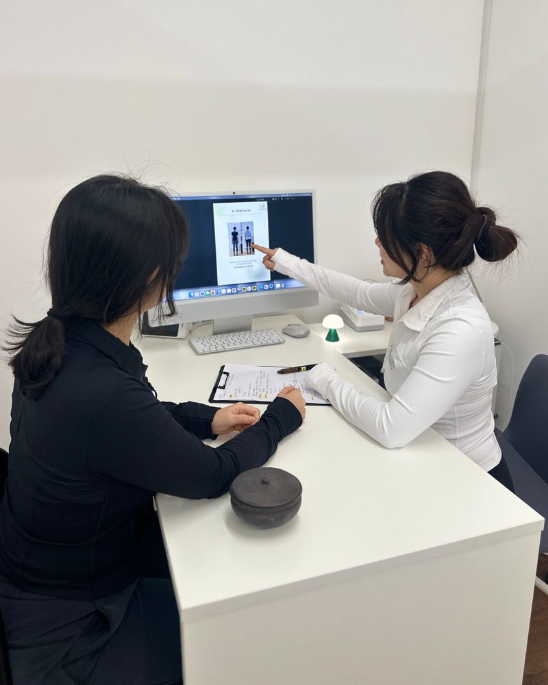 기록을 함께 보며 변화를 설명하는 모습